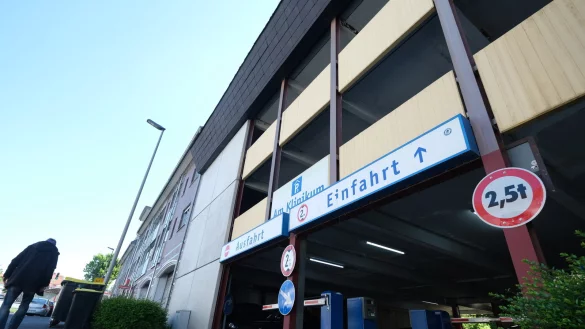 Das Parkhaus am Klinikum muss aus Sicht der Stadt saniert werden – wirtschaftlicher wäre für sie sogar, es abzureißen und neu zu bauen. Aus Perspektive des Klinikums aber wäre es als Mitarbeiter-Parkhaus nutzbar. Darüber wird gesprochen. - © Sven Koch