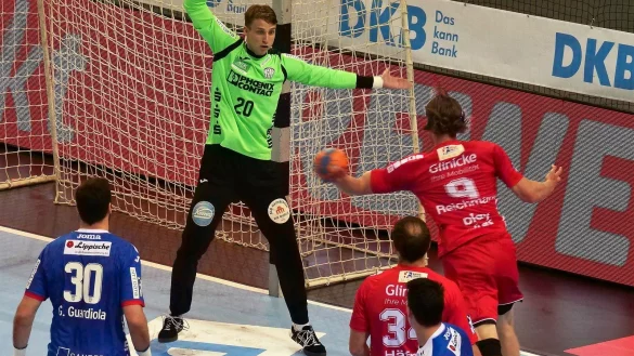 Finn Zecher kaufte den Melsungern (hier Rechtsau&szlig;en Tobias Reichmann) im Pokalfinale mit elf Paraden den Schneid ab. Foto: J&ouml;rg Hagemann - &copy; J&ouml;rg Hagemann