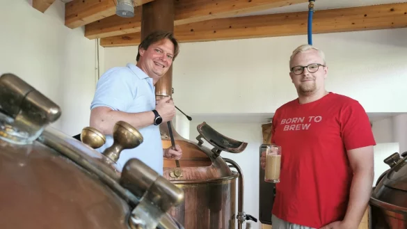 Vorfreude auf das Sonneborner Jubil&auml;umsbier: Dennis K&uuml;hn (links, Inhaber DennEr-Brauerei) und Braumeister Dominik Fr&ouml;se brauen anl&auml;sslich des 100. Brautages in Sonneborn ein oberg&auml;riges, dem Weizenbier &auml;hnliches Bier. - &copy; Sylvia Frevert