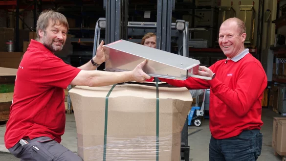 Der &bdquo;Pelletomat" ist Besch&auml;ftigungsmaterial aus Metall f&uuml;r Schweine. Dirk Grenner (links) und Dirk Huxol (rechts) laden ab, was Dennis B&uuml;nte ins Lager f&auml;hrt.&nbsp; - &copy; Axel B&uuml;rger(LZ)