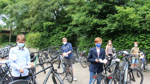 Die Sechstkl&auml;ssler Joschua H&auml;rtel, Mirja Kropp, Moritz Nohren, Emma Huebner und Julius Bartelt (von links) haben zusammen mit ihren Mitsch&uuml;lern aus dem Neigungskurs selbstkreierte Sattel&uuml;berz&uuml;ge verteilt. - &copy; Freya K&ouml;hring
