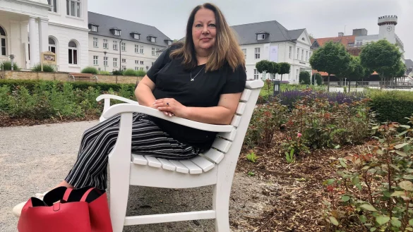 Sabine Mirbach sitzt auf einer Bank an den alten Badeh&auml;usern in Bad Salzuflen.&nbsp; - &copy; Sven Kienscherf