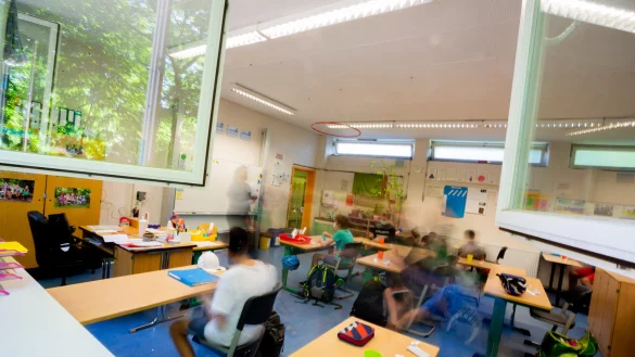 Fenster auf! Was im Sommerhalbjahr an den Schulen gut funktioniert, k&ouml;nnte im Herbst wieder Schwierigkeiten machen. Lemgo diskutiert daher kurz vor der Sommerpause noch &uuml;ber den fast fl&auml;chendeckenden Einbau von L&uuml;ftungsanlagen. - &copy; Christoph Soeder/dpa