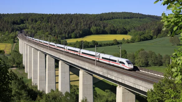 Ein ICE 4 ist auf einer Schnellfahrstrecke unterwegs - &copy; Deutsche Bahn AG / Georg Wagner