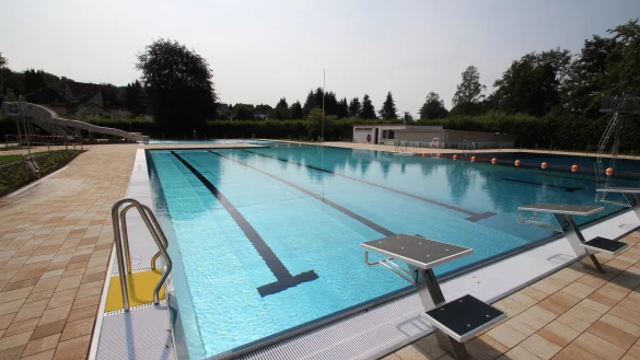 Wer ins D&ouml;rentruper Freibad will, kann sich per Handy vor Ort registrieren. - &copy; Archivfoto: Jens Rademacher
