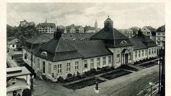 Die Ansichtskarte, die vor 1918 entstanden sein muss, zeigt das fr&uuml;here Badehaus an der unteren Parkstra&szlig;e. - &copy; Repro: Dr. Stefan Wiesekopsieker