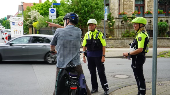 Polizeioberkommissarin Tanja Menze und Polizeihauptkommissar Michael Behler haben f&uuml;r jeden ein Ohr und sind auch f&uuml;r kleine Gespr&auml;che bereit. - &copy; Freitag Medien Gruppe