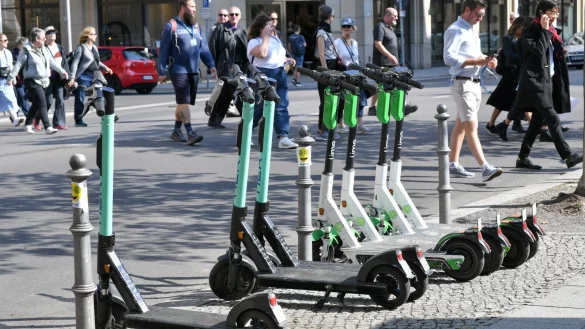 In Berlin gibt es die E-Tretroller bereits, wie hier auf einem Gehweg am Gendarmenmarkt zu sehen. - &copy; dpa/Jens Kalaene