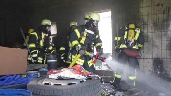 Am Pfingstsonntag vergangenen Jahres wurden die Einsatzkr&auml;fte zu einem Zimmerbrand in den Ortsteil L&uuml;denhausen gerufen. 235 mal musste die Freiwillige Feuerwehr 2020 ausr&uuml;cken. - &copy; Fotorechte: Feuerwehr Kalletal
