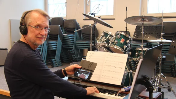 Hadlef Schinke gibt in der Musikschule Online-Unterricht. Sein Handy nutzt er, um am Piano etwas zu verdeutlichen. - &copy; Archivfoto: Cordula Gr&ouml;ne