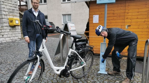 BUZ: An der bislang einzigen E-Bike-Ladestation in Barntrup: B&uuml;rgermeister Borris Ortmeier (links) und FDP-Mitglieder Herbert Stammeier mit E-Bike. Seine Fraktion w&uuml;nscht sich eine weitere Ladestation in Sonneborn. - &copy; Sylvia Frevert