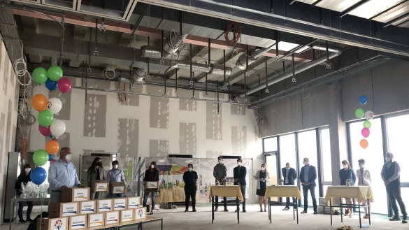 Die Astrid-Lindgren-Schule verabschiedet ihre Abschlusssch&uuml;ler dieses Jahr im Rohbau. Ein besonderes Format f&uuml;r ein besonderes Jahr. 2022 will die F&ouml;rderschule umziehen. - &copy; Till Brand