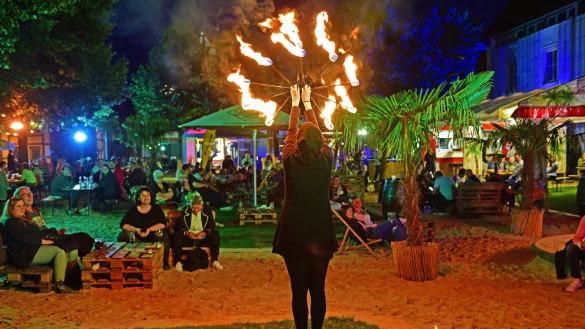 Mit einer pr&auml;chtigen Feuershow ging die Saison der Sandibar im vergangenen Jahr zu Ende. Trotz Corona haben Veranstaltung und Hygiene-Konzept damals nach Aussagen von Betreiber Kurt Horz relativ gut funktioniert. - &copy; Archivfoto: Nicole Ellerbrake