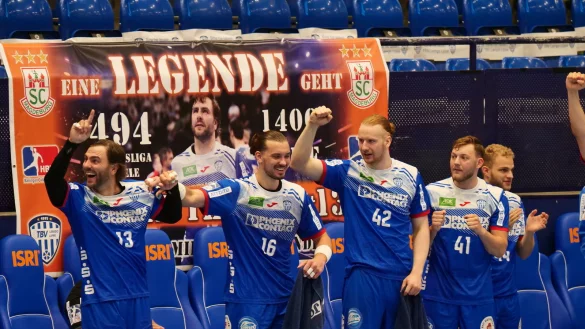 Partystimmung vor dem Legendenplakat: Christoph Theuerkauf (links) verabschiedete sich mit einem Treffer gegen seinen Heimat- und Herzenklub SC Magdeburg aus dem Lemgoer Bundesligakader. - &copy; J&ouml;rg Hagemann