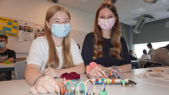 Daria (links) und Juliane (beide 15) bauen die Grundschaltung eines LED-W&uuml;rfels zusammen.&nbsp; - &copy; Michaela Wei&szlig;e