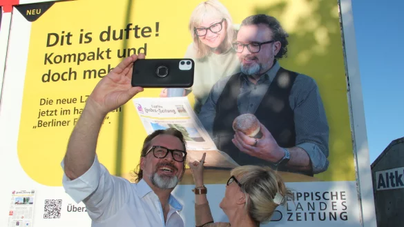 Ein besonderer Moment: Die LZ-Werbegesichter Ulrike Otte und Martin Erber fotografieren sich selbst vor der riesigen Plakatwand in Blomberg.&nbsp; - &copy; Silke Buhrmester