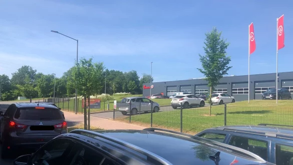 Warten vor dem Schnelltestzentrum: Die Nachfrage nach Schnelltests nimmt immer mehr ab. Bei den Johannitern in Blomberg schwanken die Zahlen stark. - &copy; Silke Buhrmester