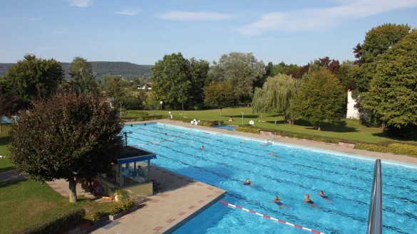 Schwimmen mit Sicherheitsabstand &ndash; das ist in den L&uuml;gder Freib&auml;dern jetzt wieder m&ouml;glich.&nbsp; - &copy; Klaus Bertram