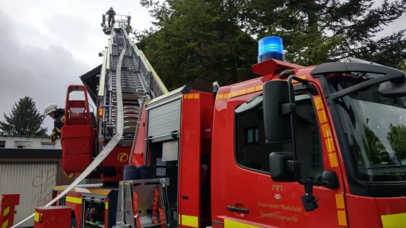Zwei Drehleitern wurden ausgefahren, um der mysteri&ouml;sen Brandursache im Dach nachzugehen. - &copy; Felix Boche
