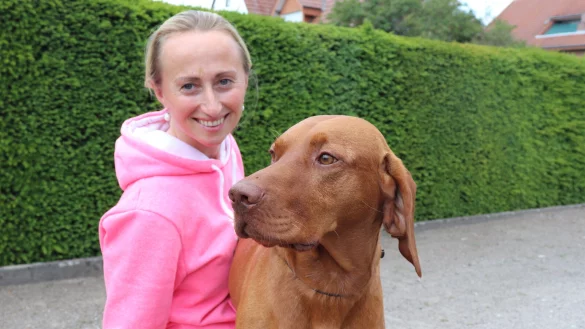 Anita Busche ist stolz auf Jonny. Und das v&ouml;llig zu Recht, denn der ungarische Vorstehhund hat einen seit Samstag vermissten Mann aus Rheda-Wiedenbr&uuml;ck gefunden. - &copy; Marion Pokorra-Brockschmidt