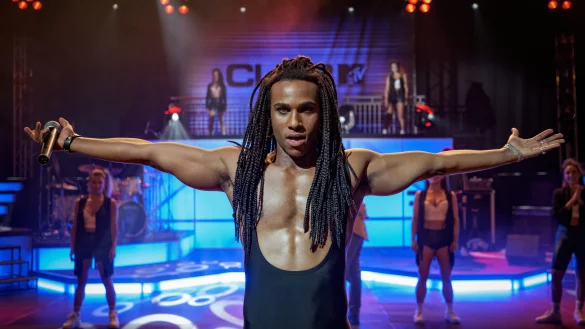 Der Herforder Tijan Njie hat in dem Kinofilm "Girl You Know It's True" eine der Hauptrollen bekommen - daf&uuml;r musste er farbige Kontaktlinsen und Braids (spezielle Rasta-Z&ouml;pfe) tragen. - &copy; LEONINE Studios / Wiedemann & Berg Film