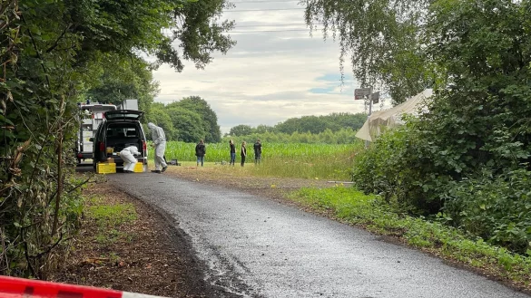 Einsatzkräfte der Spurensicherung arbeiten am Fundort einer Leiche in einem Naturschutzgebiet bei Hamm. - © Markus Wüllner