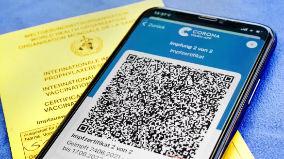 Die ersten Impfzertifikate, die in den Apps hinterlegt sind, laufen ab. - &copy; epd-bild / Friedrich Stark