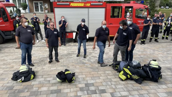 Mit einem dreifachen &bdquo;Gut Wehr" und sichtlich bewegt verabschieden sich die Mitglieder der anderen L&ouml;schgruppen von ihren Kameraden aus Nordhemmern, die am Freitagmorgen ihren Dienst quittiert haben und ihre Sachen vor dem Rathaus abgelegt haben. - &copy; Stefanie Dullweber