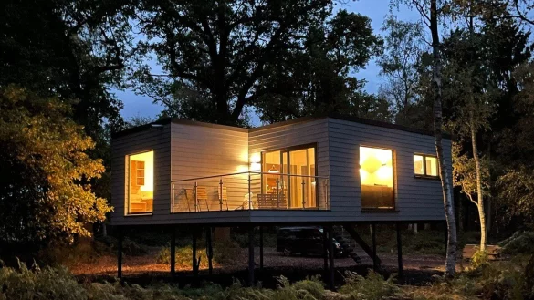 Safari-Feeling: Mitten im Tierpark Str&ouml;hen warten ger&auml;umige Stelzenh&auml;user auf &Uuml;bernachtungsg&auml;ste. - &copy; Tierpark Str&ouml;hen