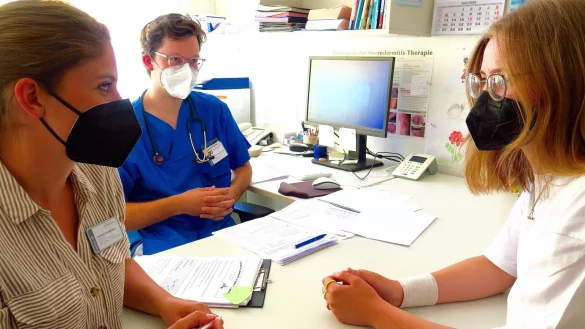 Lisa (15, r.) berichtet Psychotherapeutin Juliane Venghaus und Kinderarzt Jeremy Schmidt von ihren Post-Covid-Problemen. - &copy; Kurt Ehmke