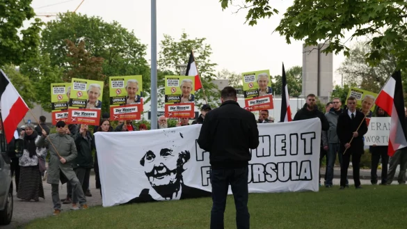Rechtsextreme demonstrieren vor der JVA Bielefeld-Brackwede, um sich mit der Holocaustleugnerin Ursula Haverbeck zu solidarisieren. - &copy; Archivfoto: Jens Reichenbach