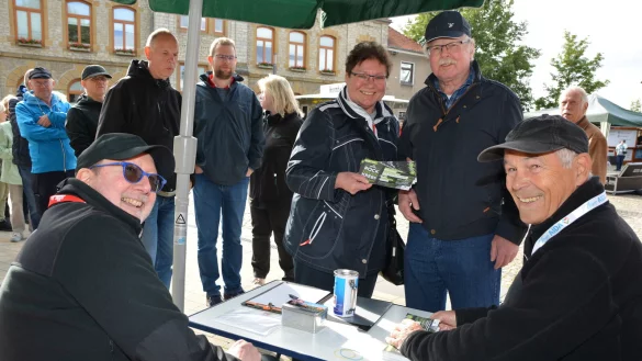 Brigitte und Hermann Siek stehen ganz vorne in der Schlange, die sich auf dem Rathausplatz bildet. Klaus Sch&auml;fer (l.) und Gerd Ladugga (r.) verkaufen die Karten f&uuml;r die Best-Of-Veranstaltung von "Rock gegen Krebs". - &copy; Karin Prignitz
