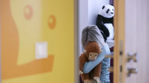 Ein Missbrauchsopfer sitzt beispielhaft in einem Raum mit mehreren Videokameras und Mikrofonen f&uuml;r eine Aufzeichnung seiner Aussage. - &copy; Jan Woitas/dpa