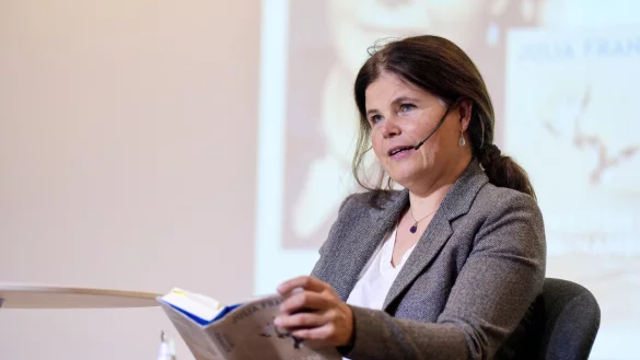 Nachdenkliche Preistr&auml;gerin: Julia Franck liest aus ihrem autobiografischen Buch &bdquo;Welten auseinander&ldquo;. - &copy; Peter Unger