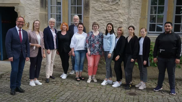 Das Organisationsteam freut sich gemeinsam mit den ersten ukrainischen Teilnehmerinnen und Teilnehmern &uuml;ber das unb&uuml;rokratische Hilfsangebot. - &copy; Systemadministrator