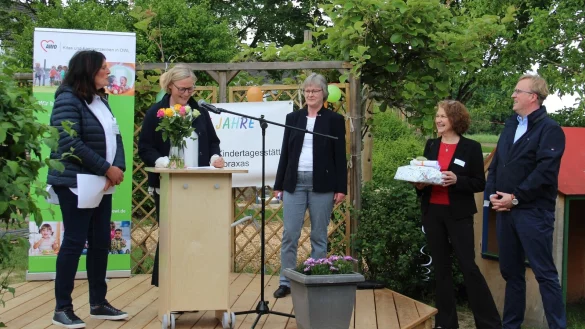 Geschenke f&uuml;r die Kita &bdquo;Abraxas&ldquo;: Mitarbeiterin Monika Hanke, Einrichtungsleiterin Christine Rabe, AWO-Pr&auml;sidiumsmitglied Barbara Kalkreuter, Fachberaterin Lisa Sommer und AWO-Vorstandsvorsitzender Thomas Euler (von links). - &copy; AWO-Bezirksverband OWL