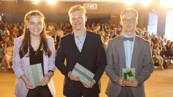 Jule Kaufmann, Jasper Vollmer sowie B&eacute;la Hettig (von links) haben die besten Durchschnittsnoten im Abitur erreicht. - &copy; Sandra Castrup (LZ)