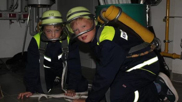 Anton und Johannes (von links) bei ihrer Rettungssimulation in einem abgedunkelten Raum. - &copy; Sandra Castrup (LZ)