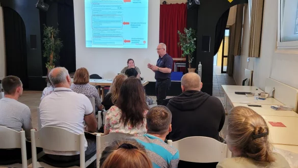 Im B&uuml;rgerhaus in Lage erkl&auml;rt Dolmetscher Egon Penner, was beim Ausf&uuml;llen der Jobcenter-Antr&auml;ge beachtet werden muss. - &copy; Astrid Sewing