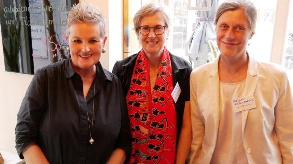 Lesung im Caf&eacute; Gothland. Mit Autorin Christina Brudereck, Sabine Hartmann und Stefanie Rieke-Kochsiek (von links). - &copy; Lippische Landeskirche