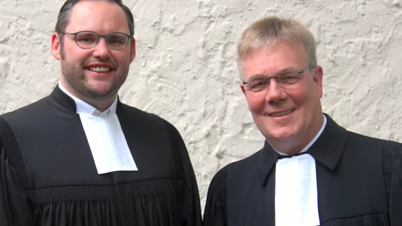 Gregor Bloch (links) wurde in Bad Meinberg durch Landessuperintendent Dietmar Arends ordiniert. - © Lippische Landeskirche