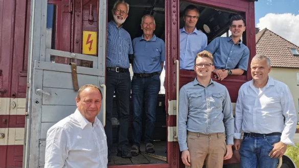 Die Oberleitung ist fertig, und jetzt freuen sie sich auf die Jungfern-Fahrt der E-Lok (von links): Sven Oehlmann (Gesch&auml;ftsf&uuml;hrer Verkehrsbetriebe Extertal), Uwe Rafflenbeul (Bezirksregierung Detmold, Abteilung Denkmalf&ouml;rderung), Bernd Rehm (ehemaliger Gesch&auml;ftsf&uuml;hrer VBE), Dr. Volker Tr&uuml;ggelmann (Bezirksregierung Detmold, Abteilung Denkmalf&ouml;rderung), Jan-Philipp T&ouml;neb&ouml;n und Raphael Kahlert (Projektleiter E-Betrieb Landeseisenbahn Lippe) sowie Stefan T&ouml;neb&ouml;n (Landeseisenbahn Lippe). - &copy; Sylvia Frevert