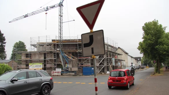 Wegen der Baustelle und dem Kran wurde die Verkehrsf&uuml;hrung an der Kreuzung Spiegelberg/Vogelsang ge&auml;ndert. Verkehrsteilnehmer aus dem und in den Vogelsang sind derzeit vorfahrtsberechtigt. - &copy; Nadine Uphoff