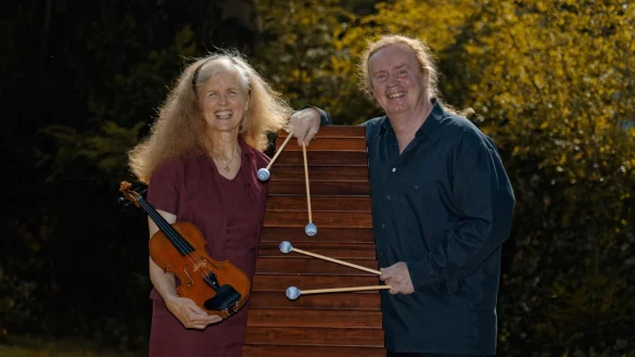 Das Duo „Orbis Duo“ mit Page Woodworth (Violine) und Matthias Krohn (Marimba) ist in der Mitte der Sommerkonzertreihe platziert und präsentiert im Konzert ein ungewöhnliches spirituelles Klangbild. - © Alexander Jensko, 2012.kunst@aljen.de