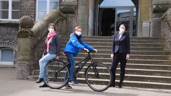 Das Detmolder Leopoldinum ist als &bdquo;Fahrradfreundliche Schule&ldquo; zertifiziert. Hier sind Ganztagskoordinatorin Alexandra Wiemann, Sch&uuml;ler Moritz Nohren und Schulleiterin Dr. Alexandra Nolte (von links) zu sehen. - &copy; Leopoldinum Detmold