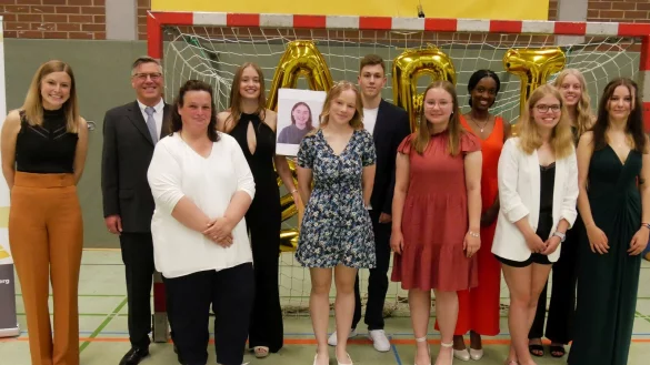 Abitur mit Traumnoten: Stufenleiterin Anna-Lena Christophery, Schulleiter Michael Hanke und Stufenleiterin Andrea Dubielzig freuen sich &uuml;ber die hervorragenden Noten (1,0) von Mia Zierke, Luisa Marie K&uuml;hne (wegen Erkrankung nur auf dem Foto), Elaine Durgeloh, Hannes Steinmeier, Pauline Lutter, Louisa Schaper, Alina Tuschl, Emma Sofie Deppenmeier und Leah Sophie Heinrich (von links). - &copy; Thomas Kr&uuml;gler