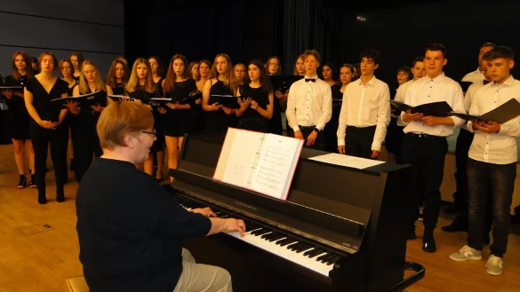Gesangsensemble.jpg: Das Gesangsensemble interpretiert unter Leitung von Ulrike
Alth&ouml;fer-L&uuml;bke am Klavier hinrei&szlig;end den 007-Titel &bdquo;Skyfall&ldquo;. (Foto: Hajo
G&auml;rtner) - &copy; Hajo G&auml;rtner