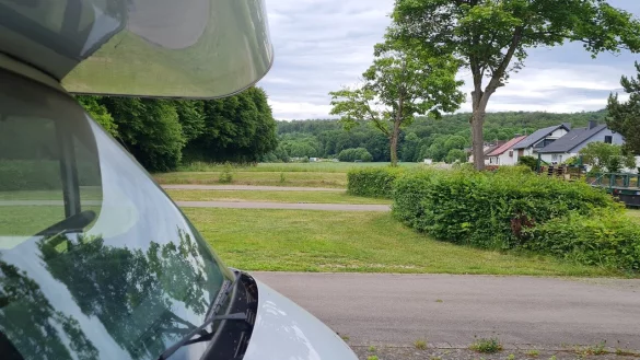 Vorn auf dem Parkplatz oberhalb des Freibades Schieder parkt ein Wohnmobil. Von hier wird allerdings von dem neuen Womopark nichts zu sehen sein, denn der soll ganz im hinteren Ende der Gr&uuml;nfl&auml;che entstehen. Vorn kommt ein Gr&uuml;nstreifen, in dem vereinzelt Wohnf&auml;sser und andere Glamping-Behausungen stehen sollen. - &copy; Marianne Schwarzer(LZ)