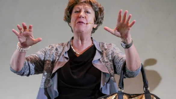 Expertin f&uuml;r Beziehungsabriebe. Bei Lioba Albus bekommt jeder sein Fett weg. - &copy; Thomas Kr&uuml;gler