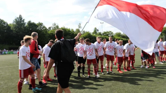 Aufstiegsjubel des SC Extertal mit rot-weißer Fahne. - © Oliver König
